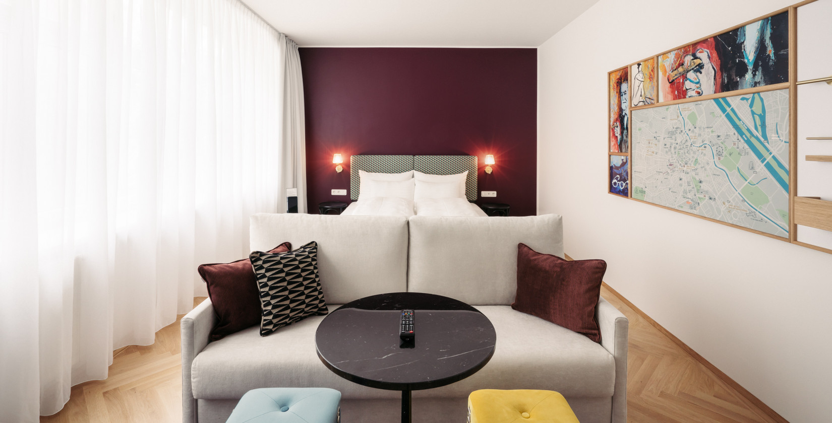 Sofa und Bett in einem Smart Atelier Zimmer im Hotel Schani Salon