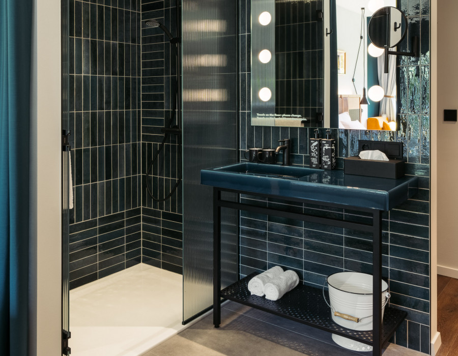 Bathroom with a large rainshower and a washstand in a Smart Twin Room