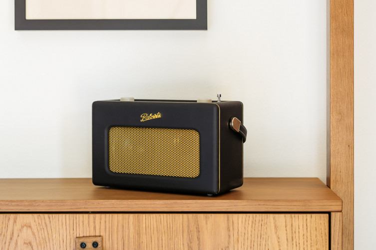 Ein Vintage Kofferradio in schwarz auf einem Sideboard im Hotel Schani bei der UNO-City in Wien