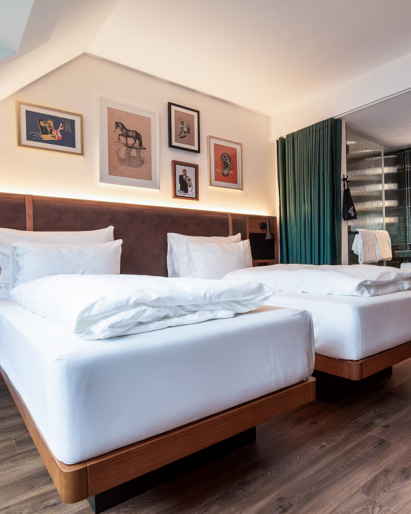 Two seperate beds in a Smart Twin Room at Hotel Schani UNO City