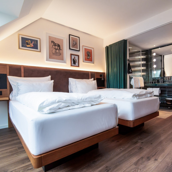 Two seperate beds in a Smart Twin Room at Hotel Schani UNO City