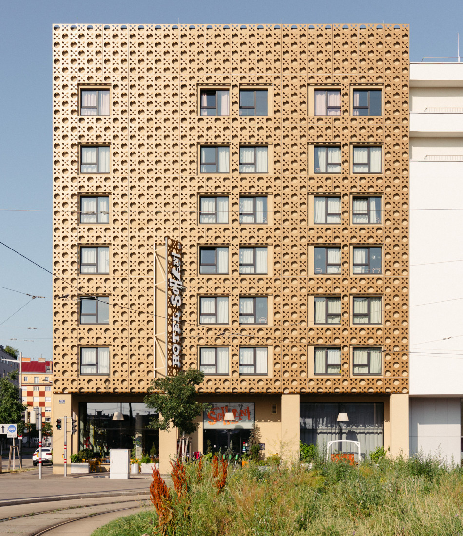 Außenansicht des Hotel Schani Wien nahe Hauptbahnhof mit der vom Wiener Geflecht inspirierten Fassade