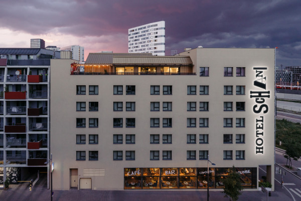 Hotel Schani Wien in der Abenddämmerung