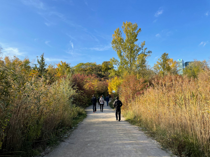 Wanderer auf dem Stadtwanderweg 11 am Wienerberg